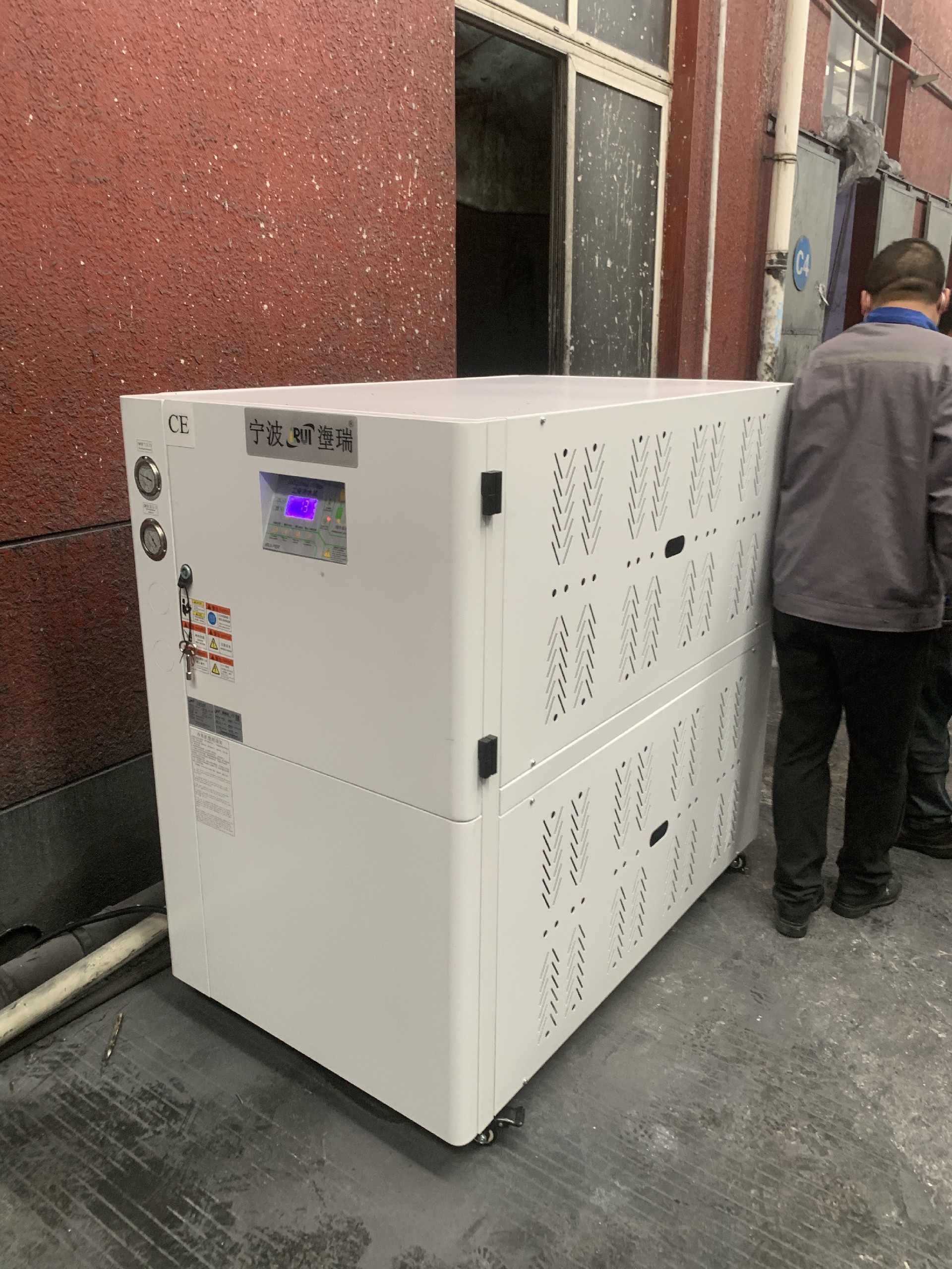 水冷式冷水機正常使用中